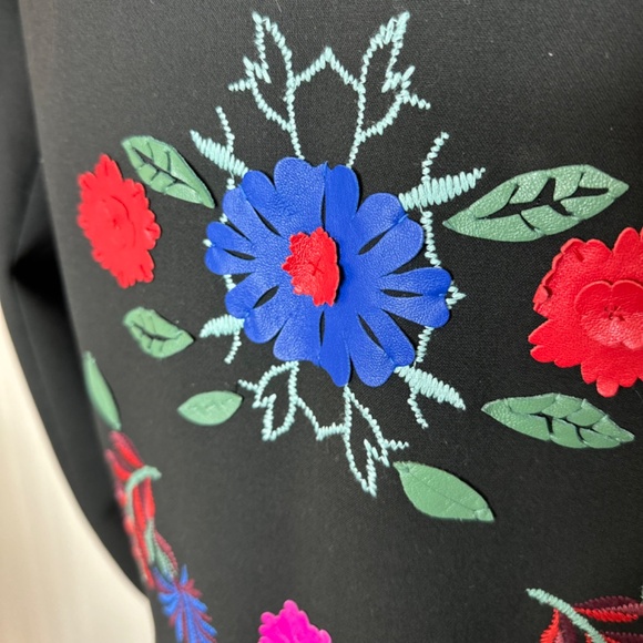 Carlisle Collection Black fitted blazer w/colorful appliqué flowers. Size 8 EUC - Picture 8 of 15